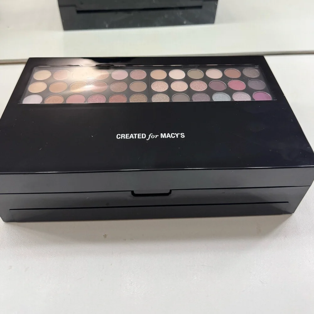 Big Makeup Palette - Picture 2 of 5